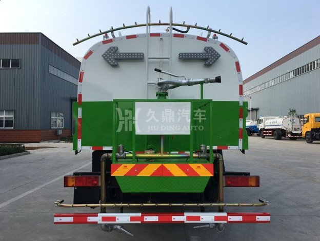 公路灑水車(chē)灑水視頻_東風(fēng)天龍后雙橋公路灑水車(chē)4