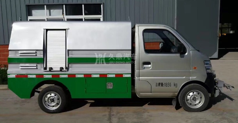 公路灑水車灑水圖片_長(zhǎng)安小型公路灑水車2