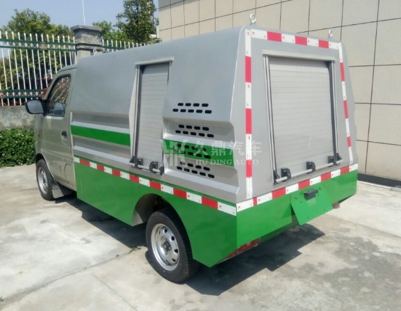 公路灑水車灑水圖片_長(zhǎng)安小型公路灑水車4