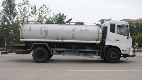 東風(fēng)天錦灑水車(不銹鋼罐體)高清圖片 東風(fēng)天錦灑水車(不銹鋼罐體)高清圖片