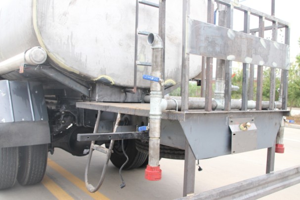 東風(fēng)天錦灑水車(不銹鋼罐體)高清圖片 東風(fēng)天錦灑水車(不銹鋼罐體)高清圖片