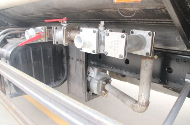 東風(fēng)天錦灑水車(不銹鋼罐體)高清圖片 東風(fēng)天錦灑水車(不銹鋼罐體)高清圖片