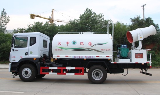 東風(fēng)多利卡D9灑水車帶霧炮(橢圓罐)高清圖片 東風(fēng)多利卡D9灑水車帶霧炮(橢圓罐)高清圖片