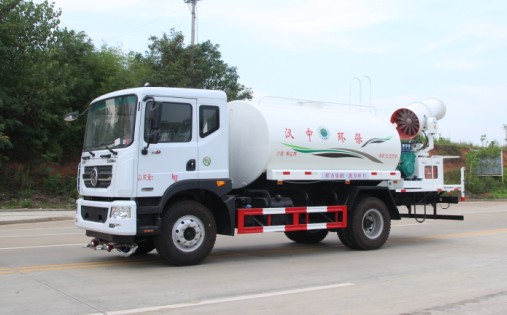 東風(fēng)多利卡D9灑水車帶霧炮(橢圓罐)高清圖片 東風(fēng)多利卡D9灑水車帶霧炮(橢圓罐)高清圖片