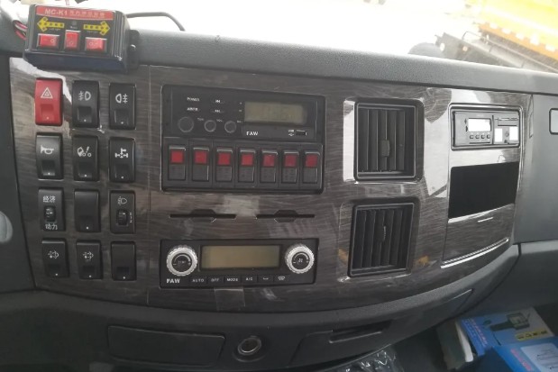 14方國六解放J6L灑水車內飾圖片 14方國六解放J6L灑水車內飾圖片