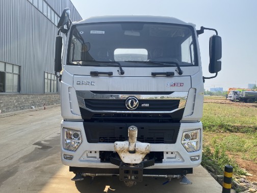 東風(fēng)凱普特9方四驅(qū)灑水車_CLT5125GPSEQ6型綠化噴灑車3